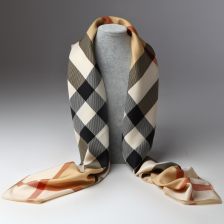 方寸之间，尽显风采 探索新款大方巾的时尚魅力